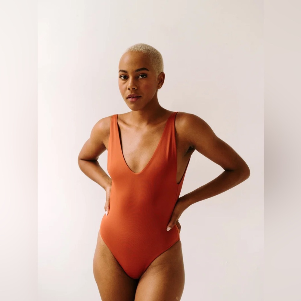 Londre The Minimalist One-piece Swimsuit - SCULPTING CLAY